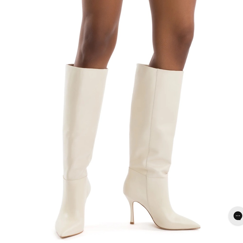NWT LARROUDÉ
Kate Boot In Ivory Leather